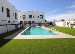 Casa a schiera in Pilar de la Horadada Ciudad. Se vende chalet adosado en pilar de la horadada