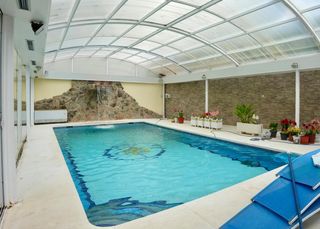 Chalet in Abantos-Carmelitas. Villa independiente con piscina climatizada