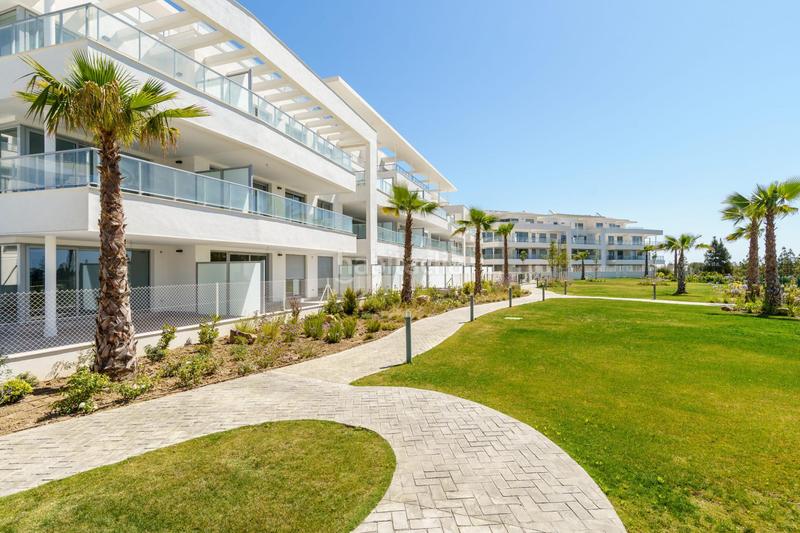 Foto ae140626-3469-4af0-b3ac-f2b1e984fb40. Apartament amb aparcament piscina a El Faro de Calaburra - Chaparral Mijas