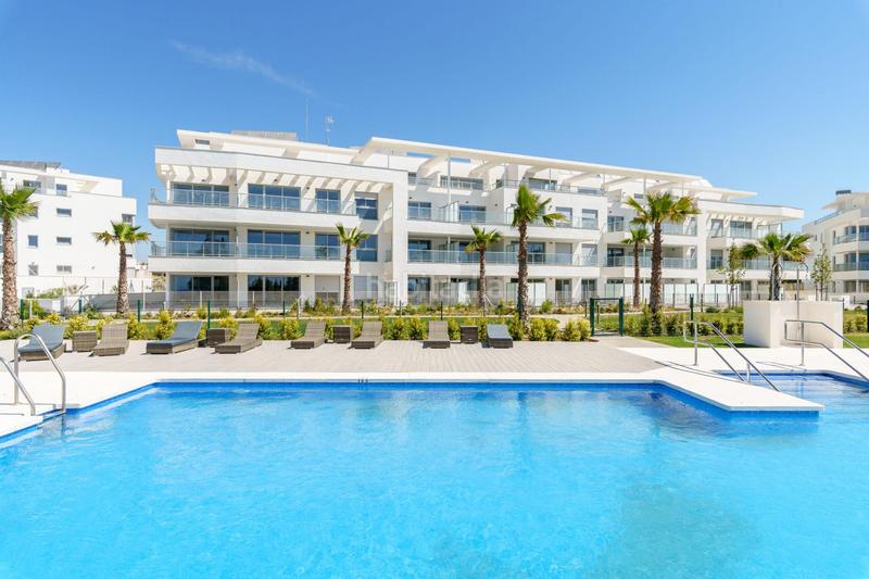 Foto f919b2b1-ba17-4849-aea8-d085169f3ff8. Apartament amb aparcament piscina a El Faro de Calaburra - Chaparral Mijas