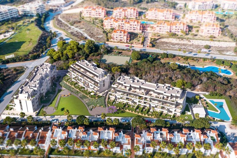 Foto 96d6980e-f58d-49f3-b193-4eb5963c2014. Apartament amb aparcament piscina a El Faro de Calaburra - Chaparral Mijas