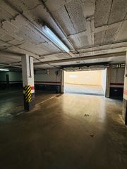 Autoparkplatz in Carrer de berenguer de palou 23. Plaza de parking para coche grande