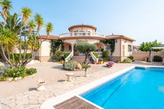 Chalet in Centre. Maravilloso chalet esquinero con 1.024 m2 de jardín con piscina