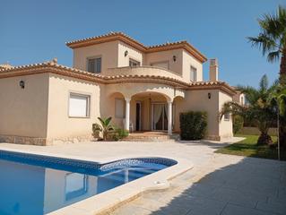 Xalet a Les Tres Cales. Maravillosa casa individual con piscina privada  y 500 m2 de ter