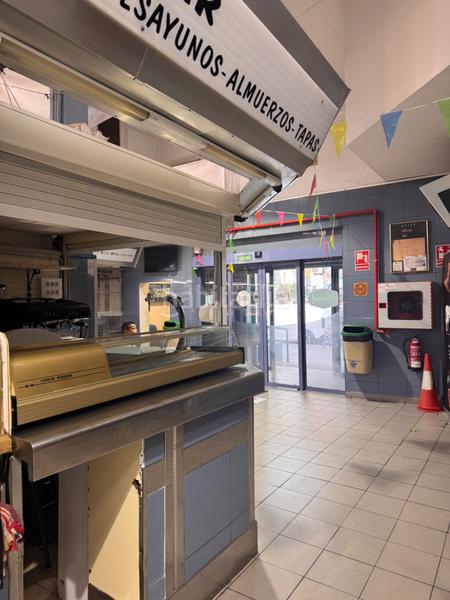 Foto f37589d0-0317-4f73-9b70-5225a35f5e59. Alquiler local comercial traspaso de local comercial con actividad cafetería que hace esquina dentro del mercado de Benalúa en Alicante