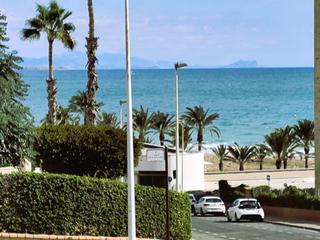 Apartament a Los Arenales del Sol. Fabuloso y gran apartamento frente al mar