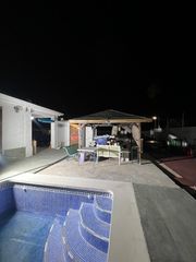 Chalet in Monforte del Cid. Venta de excelente chalet independiente en urbanización privada