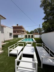 Piso en Centro. Venta de espectacular chalet independiente de lujo hace esquina