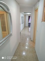 Rent Flat in Mercado. Alquiler de amplia vivienda con cinco dormitorios al lado del me