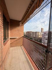 Alquiler Piso en Benalúa. Alquiler de excelente y amplia vivienda que hace esquina en zona