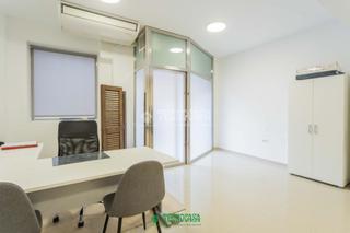 Aparcament cotxe  C. ángel ochotorena. Boxplaza de garaje en venta en almería