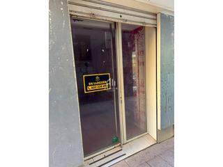 Location Local commercial à Centre Històric. Tu negocio merece esta luz! local 2 plantas, exterior y seguro.