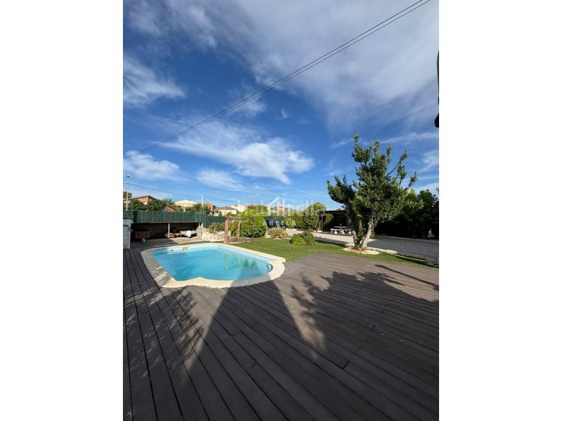 Foto c88e029c-ab93-4155-838e-8f2743be0779. Casa amb aparcament a Rosselló