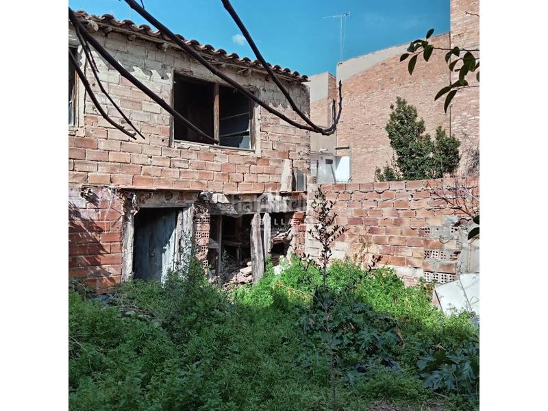 Foto ec68f8ea-3de4-42ff-8845-59670b597544. Casa oportunidad exclusiva! casa con patio y potencial ilimitado a tu alcance! en Lleida