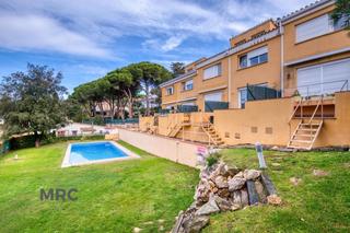 Casa adossada  N/a. Casa adosada esquinera con piscina comunitria
