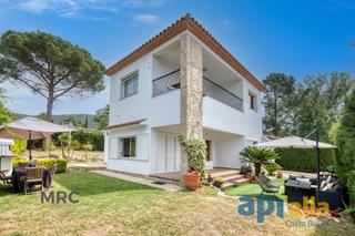 Xalet  Del bruc. Chalet con jardín en urb.belloc isanta cristina daro
