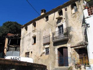 Edificio  De la muralla. Casa rinconera con proyecto de rehabilitación. cervià de ter