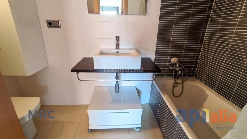 Foto 760f2170-b8a4-44f0-9c00-106c8bc29e57. Piso apartamento con piscina y parking en el centro. en Palamós