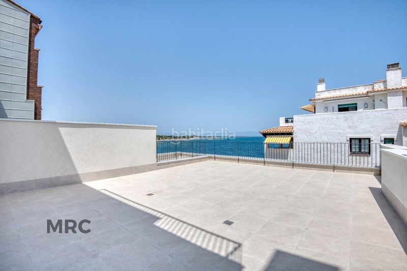 Foto 497d0436-944b-40db-b4fa-d992771affb4. Piso promoción edificio aura 1º linia de mar . lescala en Escala (L´)