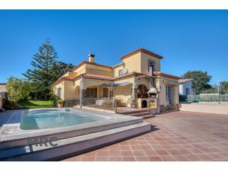 Xalet a Eroles 7. Casa exclusiva con jardín, piscina y vistas al mar. sagaró