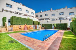 Casa  Logroño 46. Preciosa casa apareada con terraza y piscina comunitaria. sant f