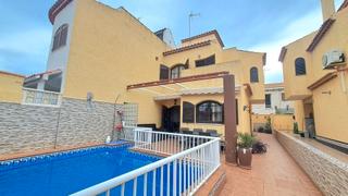Xalet en Calle roberto koch 17. Propiedad en venta con piscina privada en los frutales