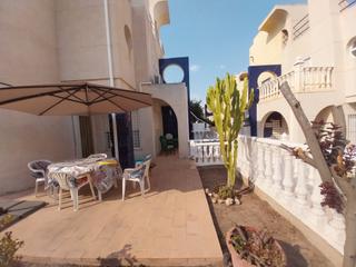 Casa aparellada a Calle abedul 2. A 10 min de la playa ,casa de 2 dormitorios,piscina comunitaria,