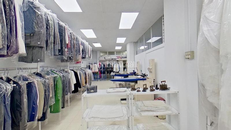 Foto f1a2074c-b787-40fb-a306-4dd28fb8f2ee. Local comercial tienda en venta en Font dels Capellans - Sagrada Familia Manresa