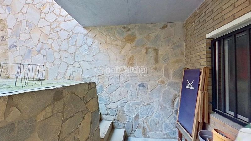 Foto 0a1d6a40-2c7c-4e61-9746-dc37a9ced687. Casa aparellada a Escodines Manresa