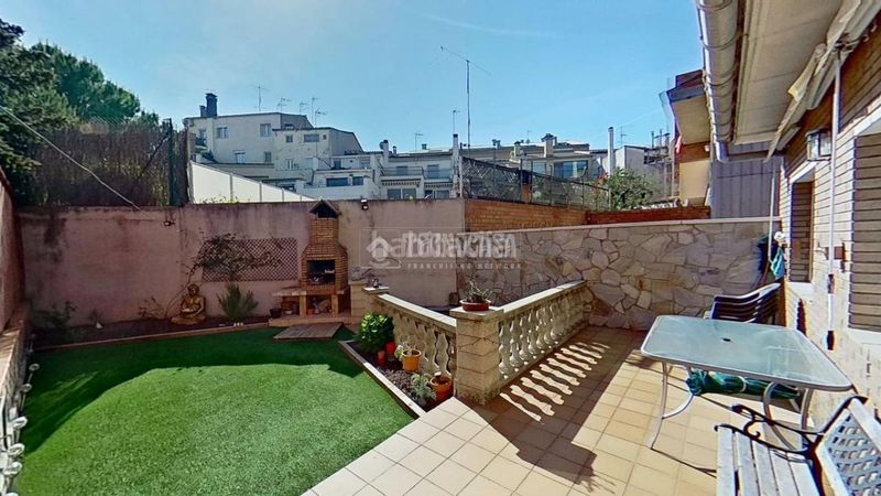 Foto 158cf323-55a1-46c3-8aa8-7da371a27914. Casa aparellada a Escodines Manresa