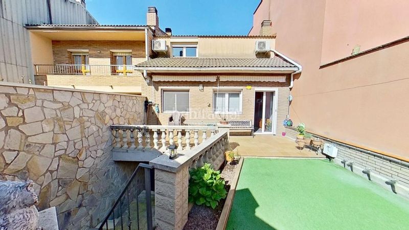 Foto 4349a3cc-b8ce-4497-a832-a2c8a4f126a2. Casa aparellada a Escodines Manresa