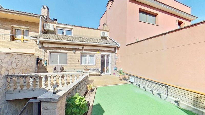 Foto 85e4dead-6f5f-435b-a125-94125c299014. Casa aparellada a Escodines Manresa