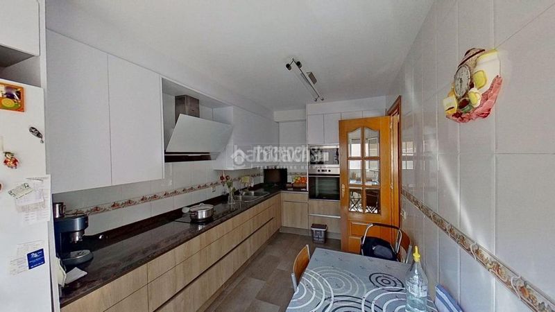 Foto 9263d9e7-f350-40b7-8222-186730c83f4b. Casa aparellada a Escodines Manresa