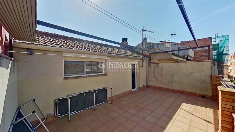 Foto f282b943-7c50-4a1a-bfba-bcbbe0499a75. Casa aparellada a Escodines Manresa