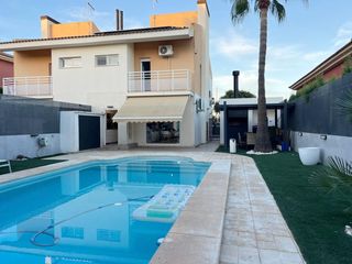 Maison jumelée à Monforte del Cid. Moderno pareado en alenda golf con piscina y sostenibilidad