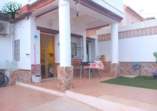 Chalet in Calle cabo bagur 20. Chalet con piscina en el alamillo