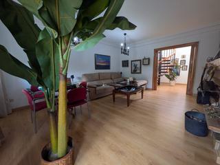 Casa a Polígono Santa Ana. Casa en esquina con amplio espacio exterior en la exclusiva zona