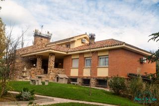 Chalet en Avenida praga 387. Chaleet individual en el coto