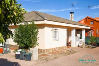 Chalet  Calle principal. Chalet independiente de una planta en jardines de serracines