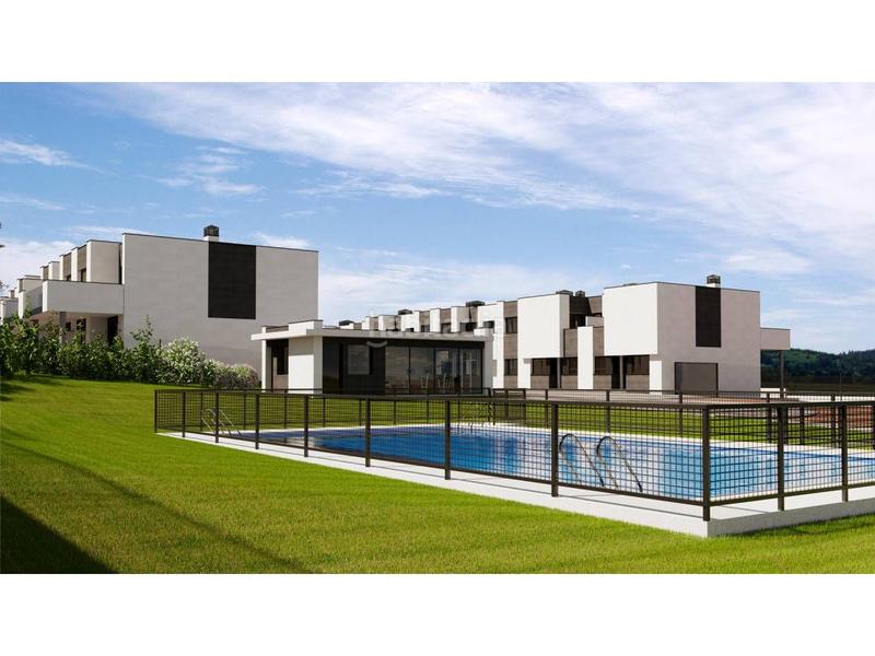 Foto 2c83f90a-debd-4633-adbb-bdc0350bd0ee. Casa adosada en avenida de los arenales 110 chalet adosado en venta en el casar en Casar (El)