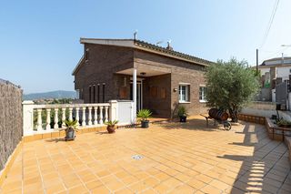 Maison  Àliga (can palet de vistalegre). Casa en venta en terrassa con 5 habitaciones, jardín y piscina,