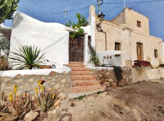 Mas à Carretera del hornillo 119. Antiguo cortijo con alma, apartamento rentable y casona para soñ