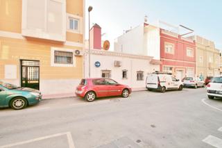 Casa a Calle calle de la vega 25. Casa en el zapillo, a 150 metros del mar, con patio privado y mu