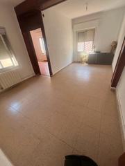 Appartement à Calle pedro coca 66. Piso economico buena vecindad
