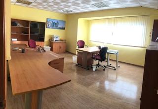 Rent Industrial building in Calle e 107. Campollano alquiler nave muy nueva