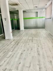 Local Comercial a Avenida Primero de Mayo 32