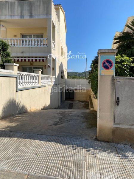 Foto daab2f75-9f8e-4ce0-a495-d95b3aa5568c. Aparcament cotxe a Calafell poble Calafell