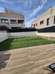 Casa adossada  Llevadora maria vives. Adosada