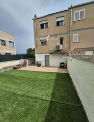 Casa adossada  Llevadora maria vives. Adosada