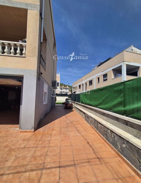 Foto 9ce60eb3-edce-42b9-b015-419e09c98661. Casa adossada a Calafell poble Calafell